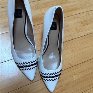 White House Black Market Shoes Womens 8m With Black Emblem